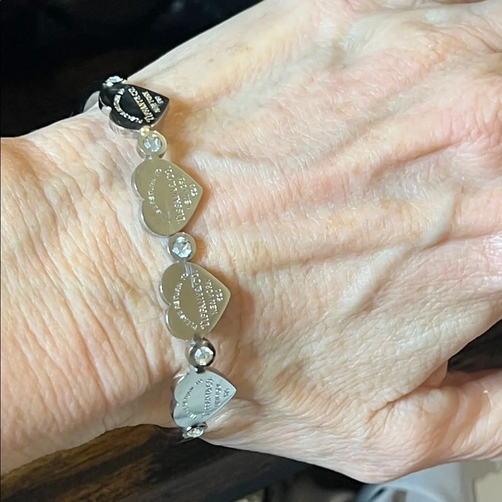 Chic Heart Charm Bracelet in Silver - Picture 3 of 4